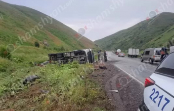 Հեղուկ գազ տեղափոխող բեռնատարը բախվել է երկաթե արգելապատնեշին ու կողաշրջվել