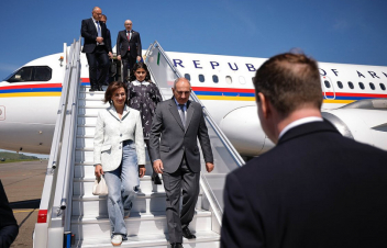 Փաշինյանը ժամանել է ՌԴ. նրան ուղեկցում են Աննա Հակոբյանն ու կրտսեր դուստրը