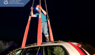 Սևան-Մարտունի-Գետափ ճանապարհին ավտոմեքենան դուրս է եկել երթևեկելի հատվածից, ընկել ճահիճը