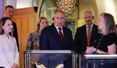 Վաշինգտոնի Աստվածաշնչի թանգարանին նվիրեցի Գրիգոր Նարեկացու միջնադարյան նկարազարդ մատյանի կրկնօրինակը. վարչապետ