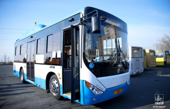 Վարորդը փորձ է արել կանգնեցնել ավտոբուսի ընթացքը և մնացել է 2-ի արանքում, ստացել կոտրվածքներ. Ասատրյան