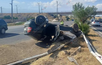 25-ամյա վարորդը «Օպել»-ով բախվել է երկաթե արգելապատնեշներին, կոտրել դրանք և գլխիվայր հայտնվել բաժանարար գոտում