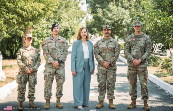 Դեսպան Քվինը հանդիպել և զրուցել է ծագումով հայ ամերիկացի զինծառայողների հետ