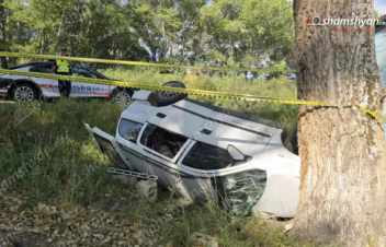 Երևան-Սևան-Իջևան ճանապարհին մեքենան դուրս է եկել երթևեկելի գոտուց և կողաշրջված բախվել ծառին․ կան տուժածներ