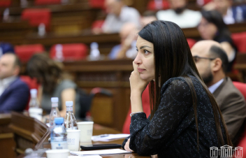 Կարապետյանը հայտարարում է՝ բեմում կանգնած նախկին և ներկա ՀՀԿ-ականները, ՀՅԴ-ականները նախկինների հետ կապ չունեն