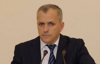«Խաչ եմ արել, լեզուս կծել եմ». Շահրամանյանը իր կնքած թուղթը «անպետք» բան է համարում և մեղադրում ՀՀ քաղաքացուն