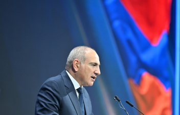 Երբ ժողովուրդը ուրախ է, բանավեճից փախչող հայտնի եռյակը տխուր է. էն ասեք, բանավեճի գալու՞ եք, թե ոչ. վարչապետ