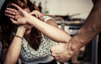 Տղամարդը ծեծել է նախկին կնոջը, գողացել 3 մլն դրամ պարունակող բանկային քարտը, հեռախոսն ու բարերարների տված փողը