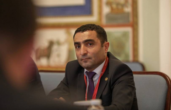 Գյումրիում «կոնսենսուս - 1» ձեւաչափի անփառունակ վախճանի ականատեսն ենք. Ռոմանոս Պետրոսյան