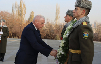 ՄԹ պաշտպանության հարցերով պետնախարար Վերնոն Քոքերն այցելել է Հայոց ցեղասպանության հուշահամալիր