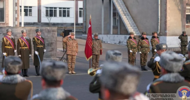 Սուրեն Պապիկյանի հրամանով տարածքային պաշտպանության զորքերի հրամանատարությանը հանձնվել է մարտական դրոշ