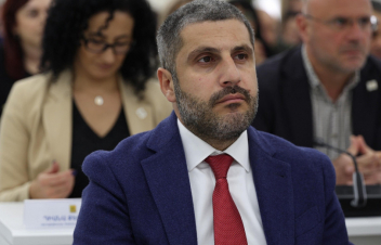 Առատ ձյան հետևանքով Երևանի մի շարք փողոցների ասֆալտի վրա առաջացել են փոսեր. կկիրառվեն լուծումներ. Փամբուխչյան