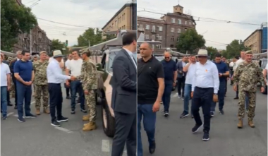 Փաշինյանը և Պապիկյանը շրջում են փողոցներով, որտեղ կայանված է զորահանդեսին ցուցադրված զինտեխնիկան