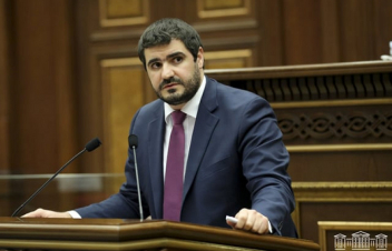 Դուք ուզում եք ժողովրդին գործի ընդունել ձեզ մոտ, մենք ուզում ենք գործի ընդունվել ժողովրդի մոտ. Եղոյան