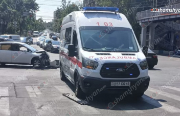 Երևանում բախվել են «Նիսսան Տիդա»-ն և «Ֆորդ» մակնիշի շտապօգնության ավտոմեքենան. կա վիրավոր