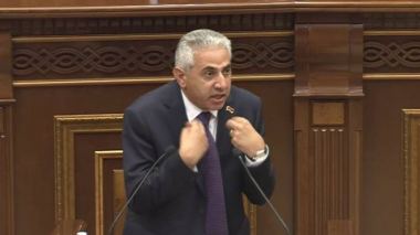 Էդգար Ղազարյանը հեռացավ ԱԺ-ից, հարցերի հրաժարվեց պատասխանել