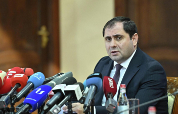 Երբ բանակում՝ բաղնիքում, ինչ-որ բան ընկնում է, ձեռք տալ չի կարելի. հեղինակը ես չեմ, և պետք է արմատախիլ անել սա