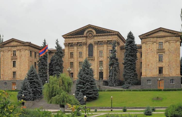 ԱԺ-ն արտահերթ նիստում  քննարկում  է  ՍԴ նախագահին և դատավորներին փոխարինելու օրինագիծը . ուղիղ