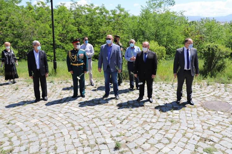 Հարգանքի տուրք Գյումրու «Մայր Հայաստան» հուշահամալիրի Անմար կրակի մոտ