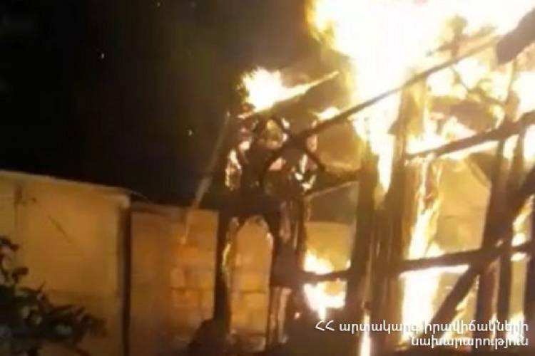 Կարբի գյուղի մոտակայքում այրվել է փայտյա տնակ. տեսանյութ