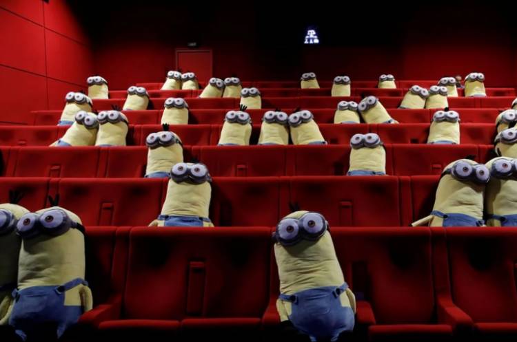 Փարիզի կինոթատրոններից մեկը մարդկանց միջև սոցիալական հեռավորությունը պահպանում է մինյոնների օգնությամբ
