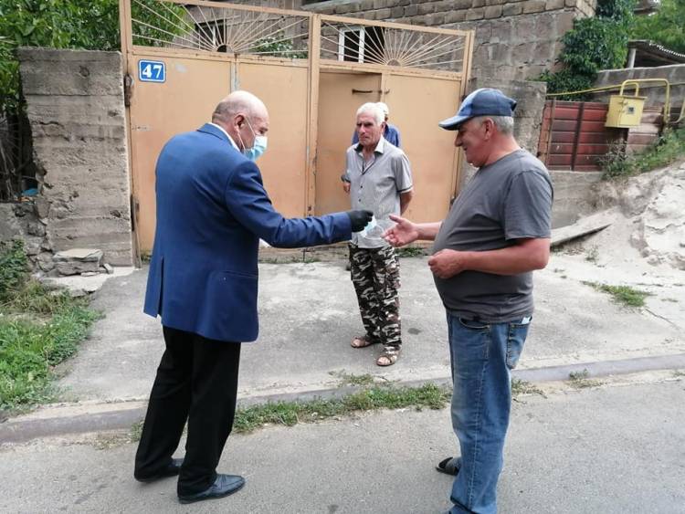 Համայնքների ղեկավարները դիմակներ են բաժանում քաղաքացիներին