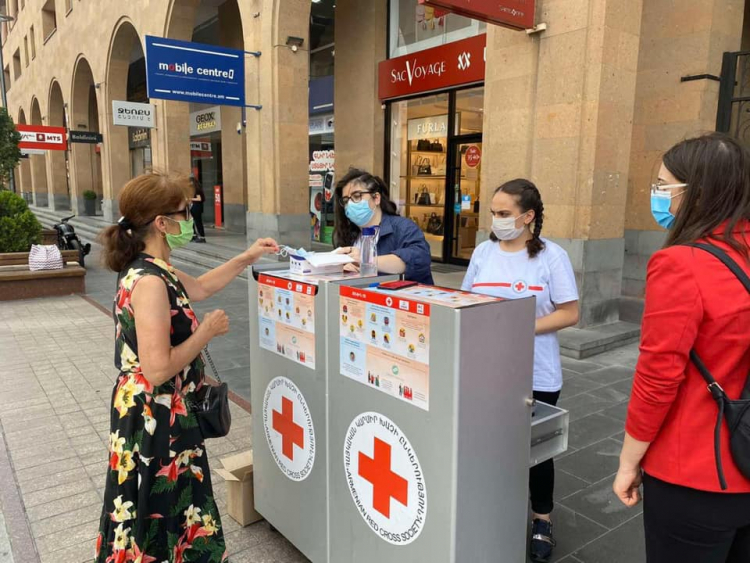 Երևանում Կարմիր Խաչի կամավորները քաղաքացիներին դիմակներ են բաժանում  եւ ներկայացնում հակահամաճարակային կանոնները