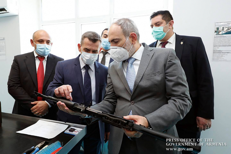 Նիկոլ Փաշինյանը նախարարներ Դավիթ Տոնոյանի և Հակոբ Արշակյանի ուղեկցությամբ այցելել է  «Կալաշնիկով» ինքնաձիգի արտադրամաս
