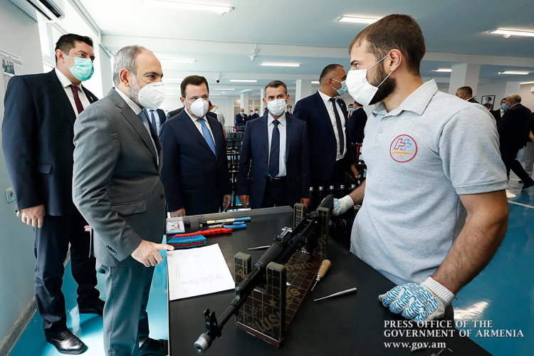 Նիկոլ Փաշինյանը նախարարներ Դավիթ Տոնոյանի և Հակոբ Արշակյանի ուղեկցությամբ այցելել է  «Կալաշնիկով» ինքնաձիգի արտադրամաս