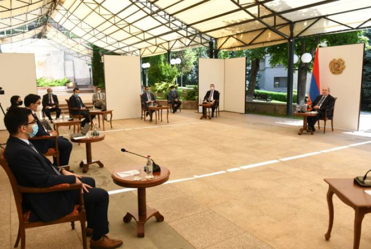 ՀՀ նախագահը հանդիպել է սահմանադրական բարեփոխումների մասնագիտական հանձնաժողովի անդամների խմբի հետ