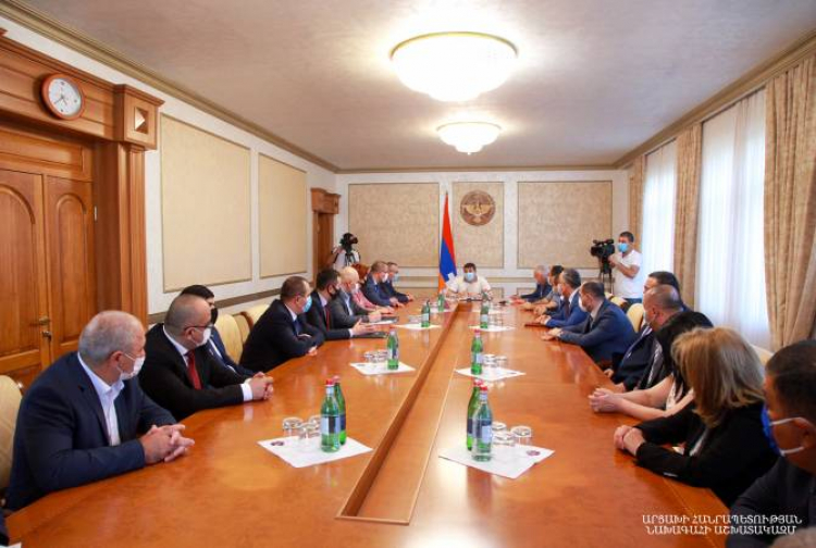 Արայիկ Հարությունյանն ընդունել է «Ազատ հայրենիք - ՔՄԴ» խորհրդարանական խմբակցության անդամներին
