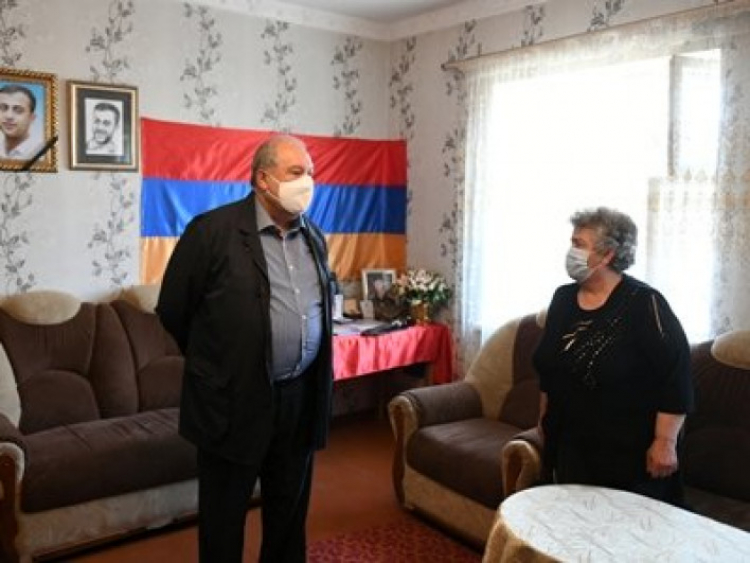 Արմեն Սարգսյանն այցելել է օրեր առաջ զոհված Սոս Էլբակյանի ընտանիքին