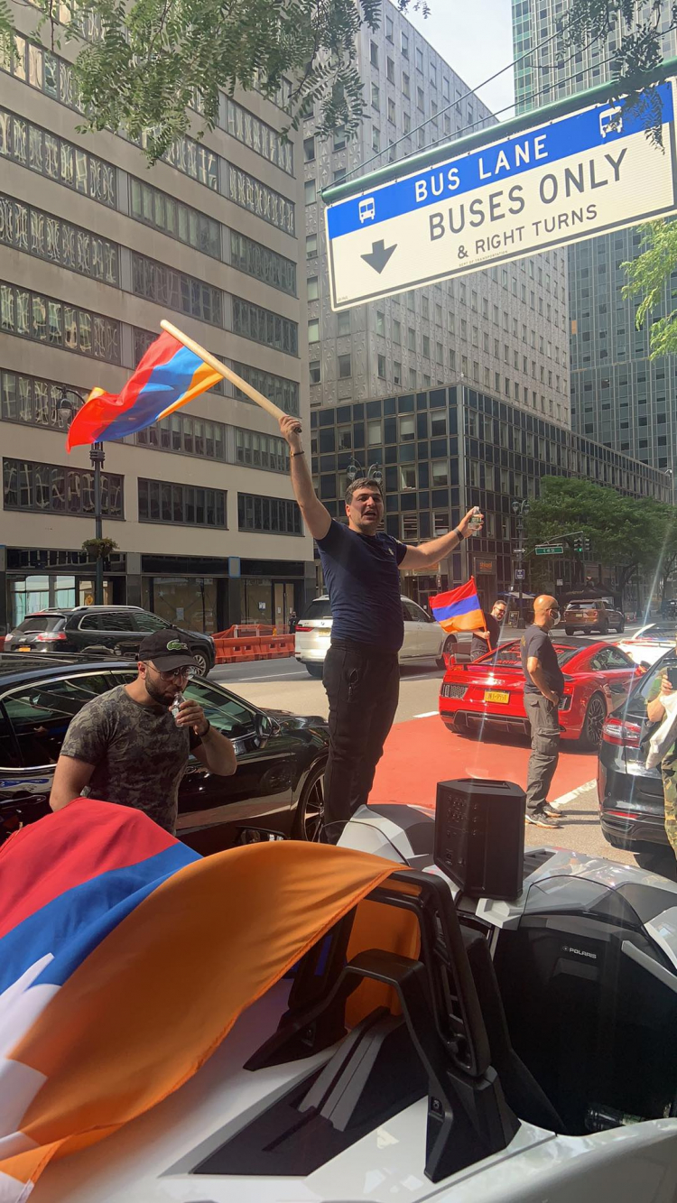  «Արցախը մերն է», «Պատերազմ չենք ուզում». Հայերի բազմամարդ հավաքը Նյու Յորքում.  Ֆոտոշարք