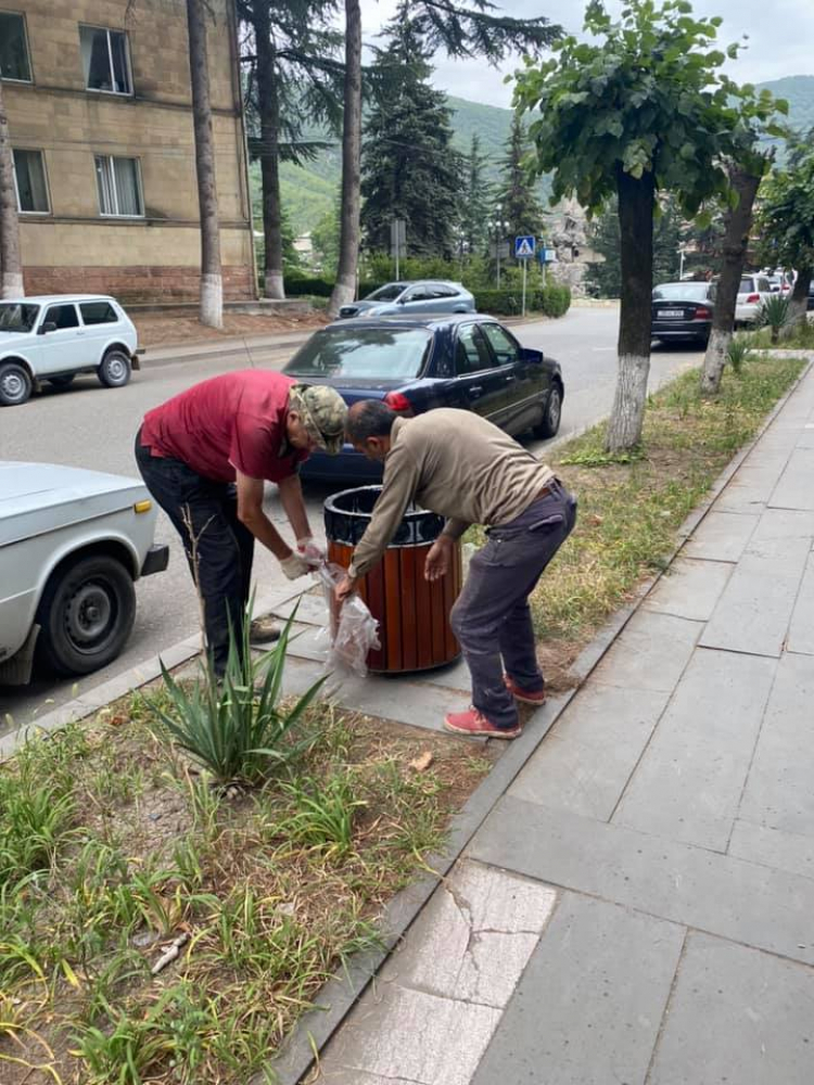 Ուկրաինաբնակ Ղազարյանների ֆինանսավորմամբ տեղադրվել են նոր աղբամաններ. Սիփան Փաշինյան