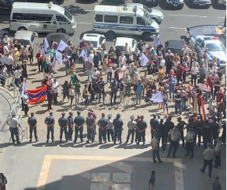 Բողոքի ակցիա ԿԳՄՍ-ի դիմաց. հարյուր հազարավոր, թե՞ տասնյակ մասնակիցներ (լուսանկար)