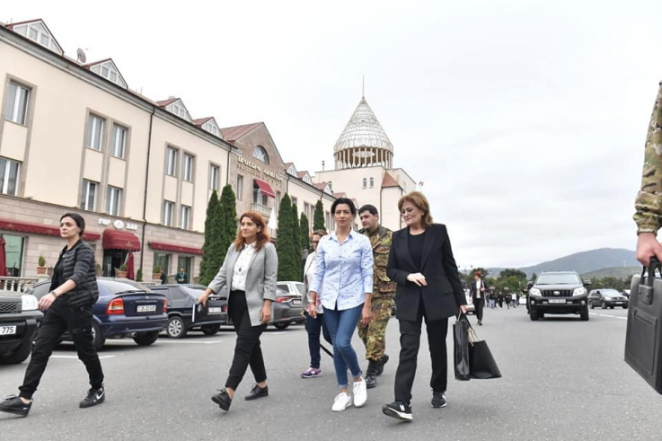 Աննա Հակոբյանն այցելել է Ստեփանակերտում գտնվող մի քանի ապաստարաններ