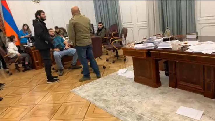 «Հող չտվողները» դիրքերի փոխարեն սեփական երկրի ԱԺ են ներխուժել