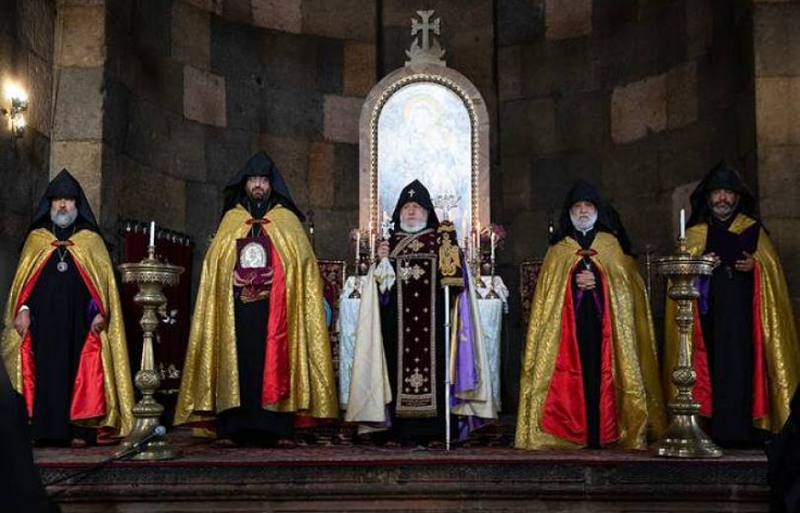 Պատերազմում զոհված հերոսների հիշատակի արարողություն՝ Մայր Աթոռ Սուրբ Էջմիածնում. ուղիղ