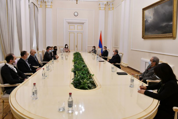 Ֆրանսիացի բժիշկների խմբի հետ Արմեն Սարգսյանը քննարկել է վիրավորված և հաշմանդամություն ստացած զինծառայողների բուժման հետ կապված հարցեր