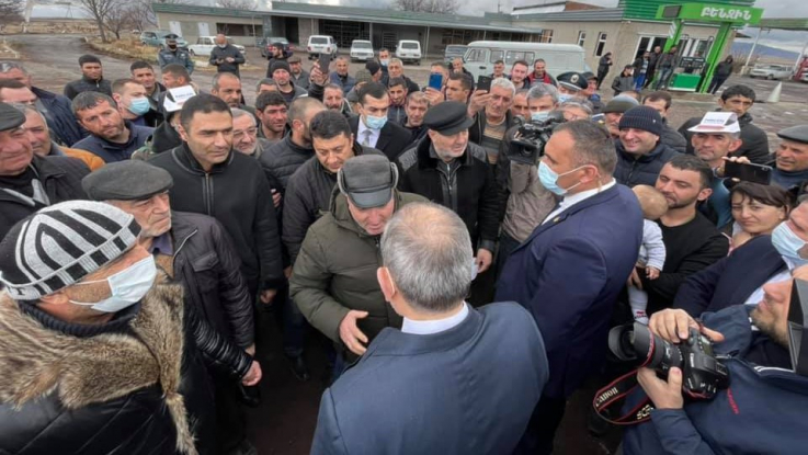 Գյումրիից Երևան վերադառնալիս ժողովուրդը վարչապետին հայտնում է իր աջակցությունը