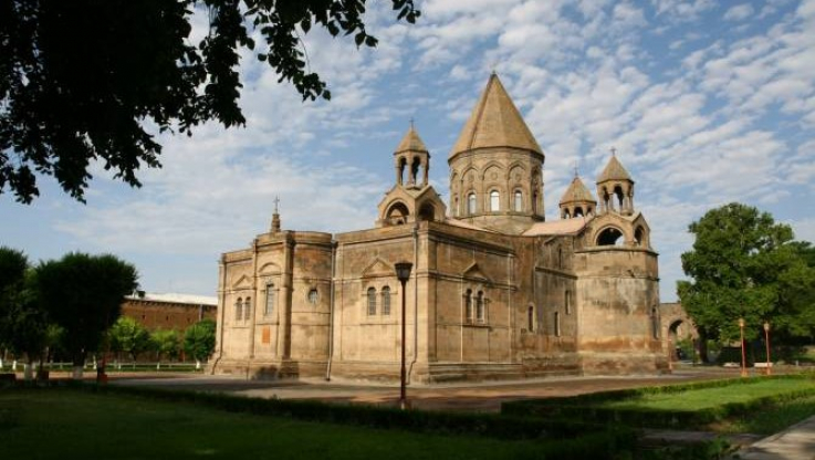 Մայր Աթոռը հորդորում է ստեղծված իրավիճակից ելքեր փնտրել բանակցային սեղանի շուրջ
