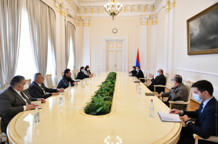Արմեն Սարգսյանը հանդիպել է ԱԺ խմբակցություններում չընդգրկված մի խումբ պատգամավորների հետ