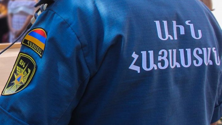 Փրկարարներն ավտոմեքենան դուրս են բերել ճանապարհի երթևեկելի հատված