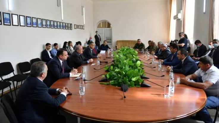 Այստեղ բոլորին անհանգստացնում է անվտանգության խնդիրը. Արմեն Սարգսյանը հանդիպել է Սյունիքի մի շարք բնակավայրերի ղեկավարների հետ