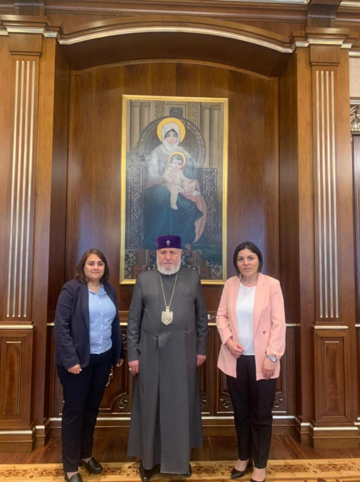 Ազատուհի Սիմոնյանը հանդիպել է Ամենայն Հայոց Կաթողիկոսի հետ