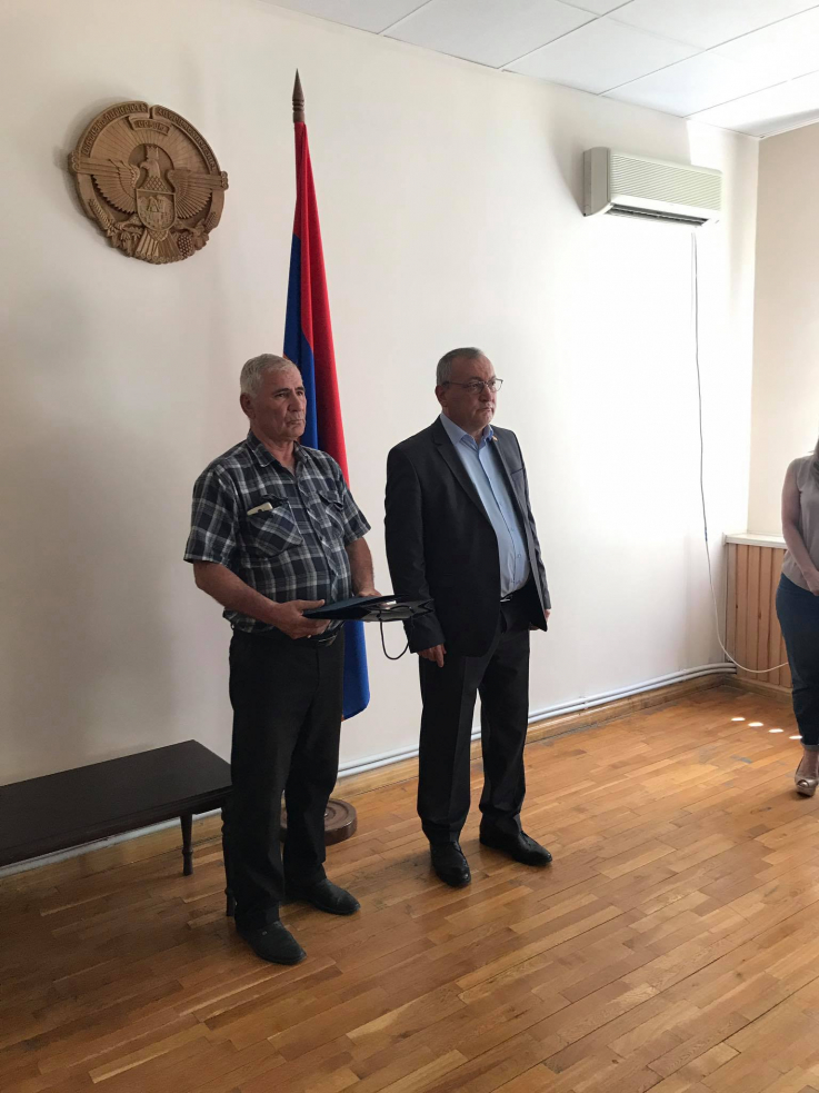 Արցախի ԱԺ նախագահը հետմահու շնորհված պարգևները հանձնել է զոհված զինծառայողների հարազատներին