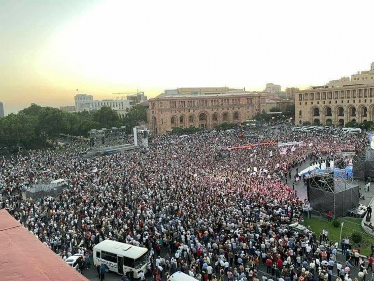 Հանրապետության հրապարակը լեփ-լեցուն է Նիկոլ Փաշինյանի գլխավորած համապետական հանրահավաքին