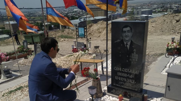 Այսօր Եռաբլուրում հարգանքի տուրք մատուցեցի իրենց կյանքը Հայրենիքին նվիրաբերած անմահ զոհերի հիշատակին. Հակոբ Արշակյան