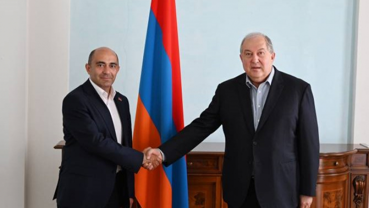 Արմեն Սարգսյանը հանդիպել է «Լուսավոր Հայաստան» կուսակցության ղեկավար Էդմոն Մարուքյանի հետ