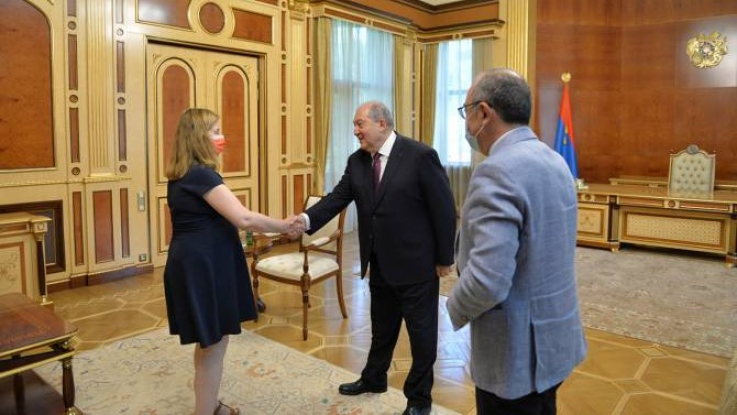 Նախագահ Արմեն Սարգսյանը հյուրընկալել է Եվրոպական խորհրդարանի պատգամավոր Նատալի Լուազոյին